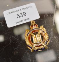 9 CARAT GOLD & ENAMEL MILITARY BADGE - SCOTTISH KINGS OWN BORDERERS, APPROXIMATE WEIGHT = 8 GRAMS