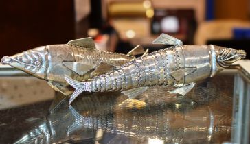 PAIR OF LARGE CONTINENTAL SILVER RETICULATED FISH DISPLAYS - APPROXIMATE COMBINED WEIGHT = 380 GRAMS