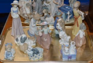 TRAY WITH VARIOUS FIGURINE ORNAMENTS, LLADRO & NAO