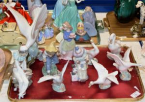 TRAY WITH VARIOUS LLADRO & NAO FIGURINE ORNAMENTS & BIRD ORNAMENTS