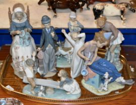 TRAY WITH VARIOUS LLADRO FIGURINE ORNAMENTS