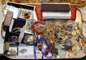 TRAY WITH QUANTITY VARIOUS COSTUME JEWELLERY, ASSORTED COINAGE, PARKER PENS ETC