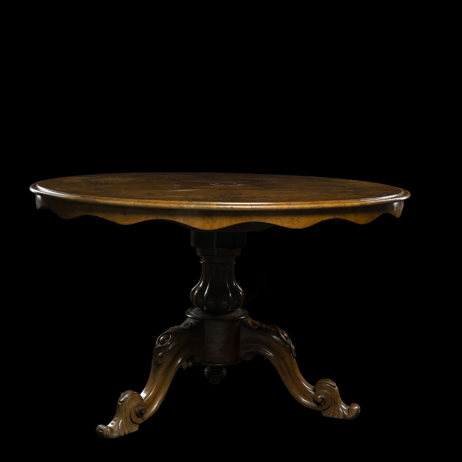 Tavolo rotondo in radica di noce, Inghilterra, XIX secolo