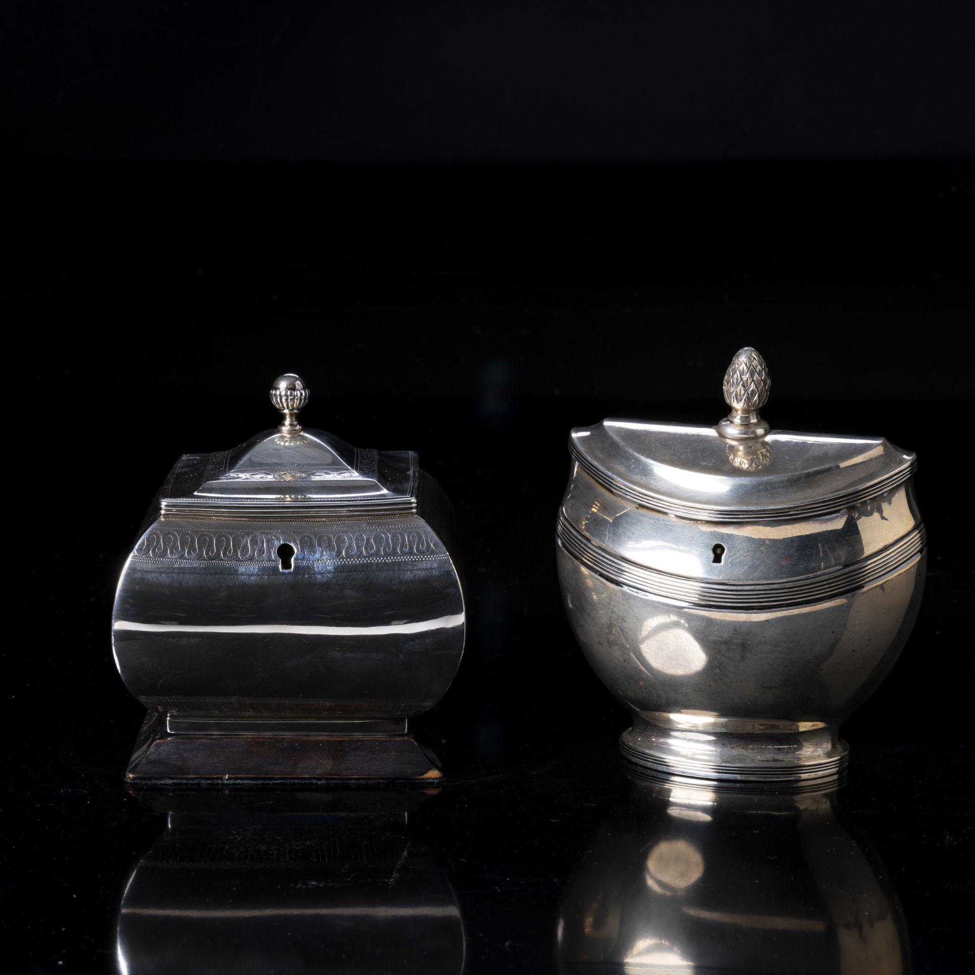 Due porta thè in argento con serrature