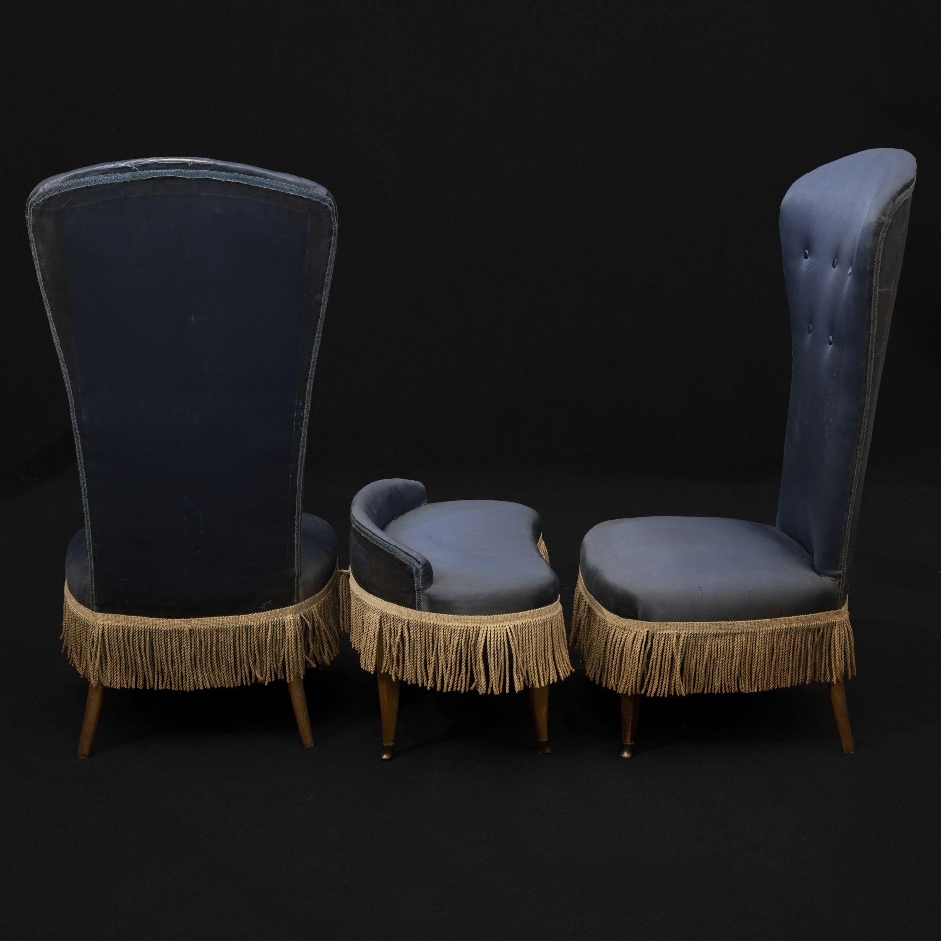 Coppia di sedie con alto schienale e pouf con piccolo schienale - Image 2 of 3