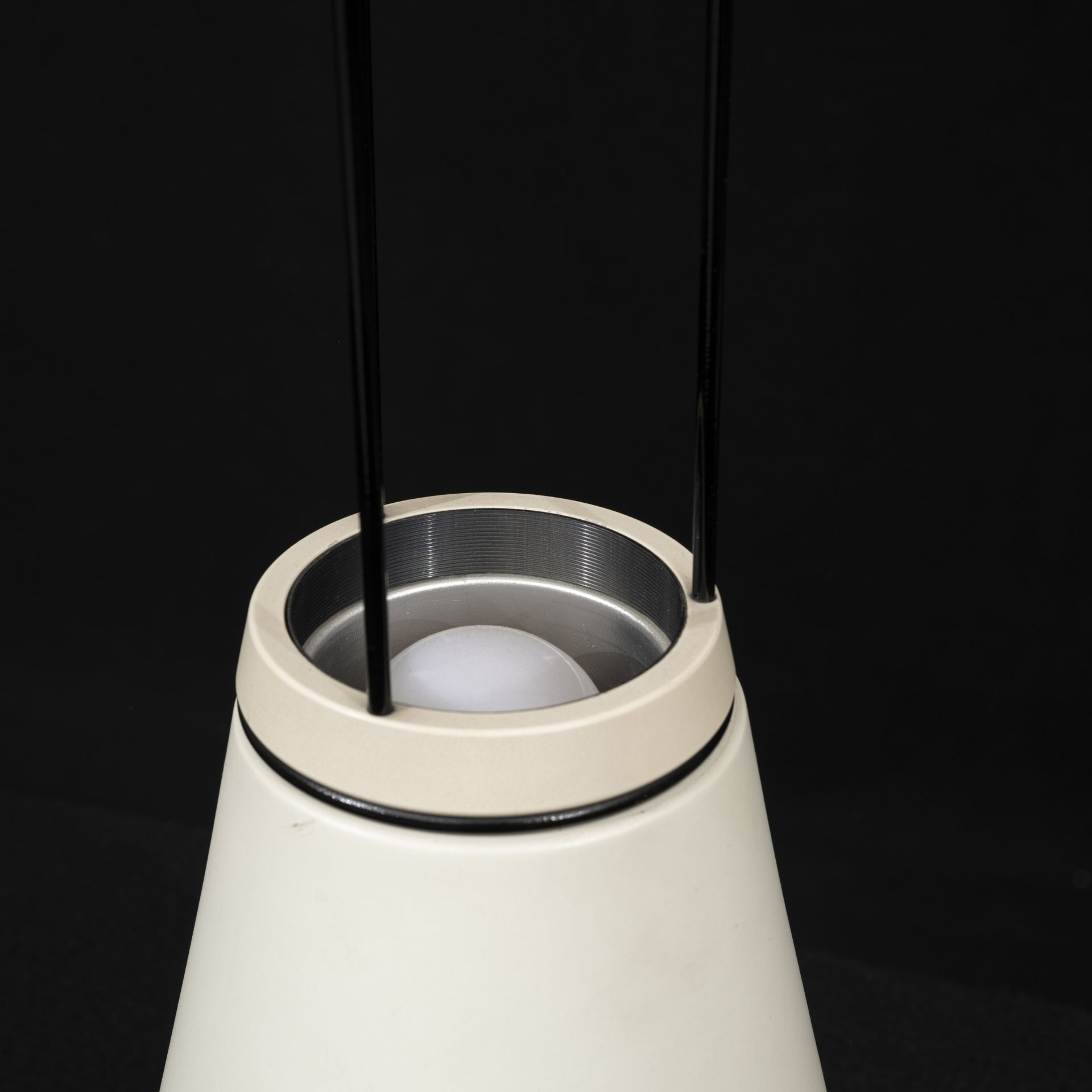 Lampada da tavolo con base a cono e paralume - Bild 4 aus 4