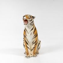 Scultura di tigre stante con fauci aperte