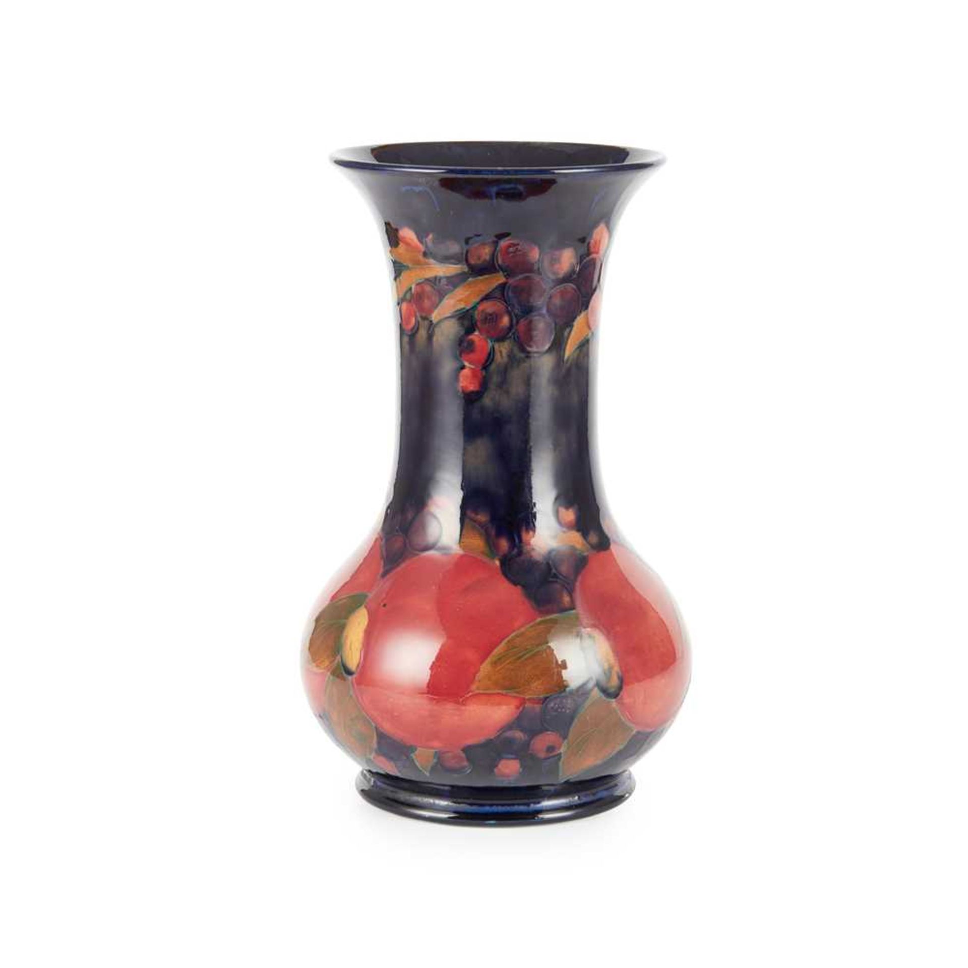 WILLIAM MOORCROFT (BRITISH 1872-1945) FOR MOORCROFT POTTERY 'POMEGRANATE' VASE, CIRCA 1915 - Bild 3 aus 4