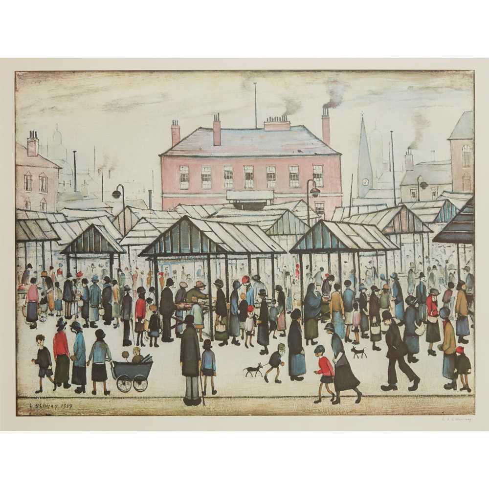 § LAURENCE STEPHEN LOWRY (BRITISH 1887-1976) MARKET SCENE IN A NORTHERN TOWN