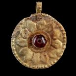 HELLENISTIC GOLD AND CARNELIAN SUN PENDANT GREECE, CIRCA 2ND - 1ST CENTURY B.C.