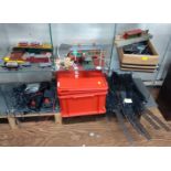 HO gauge railway lineside accessories including Triang platform kiosk, Airfix power units, Hornby