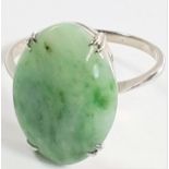 A jade and gold ring, size M and a half 2.6g