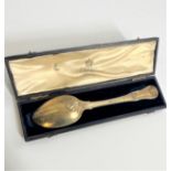 A george IV Silver Gilt Kings pattern teaspoon. Eley and Fearn. London 1825. With a box. (2)