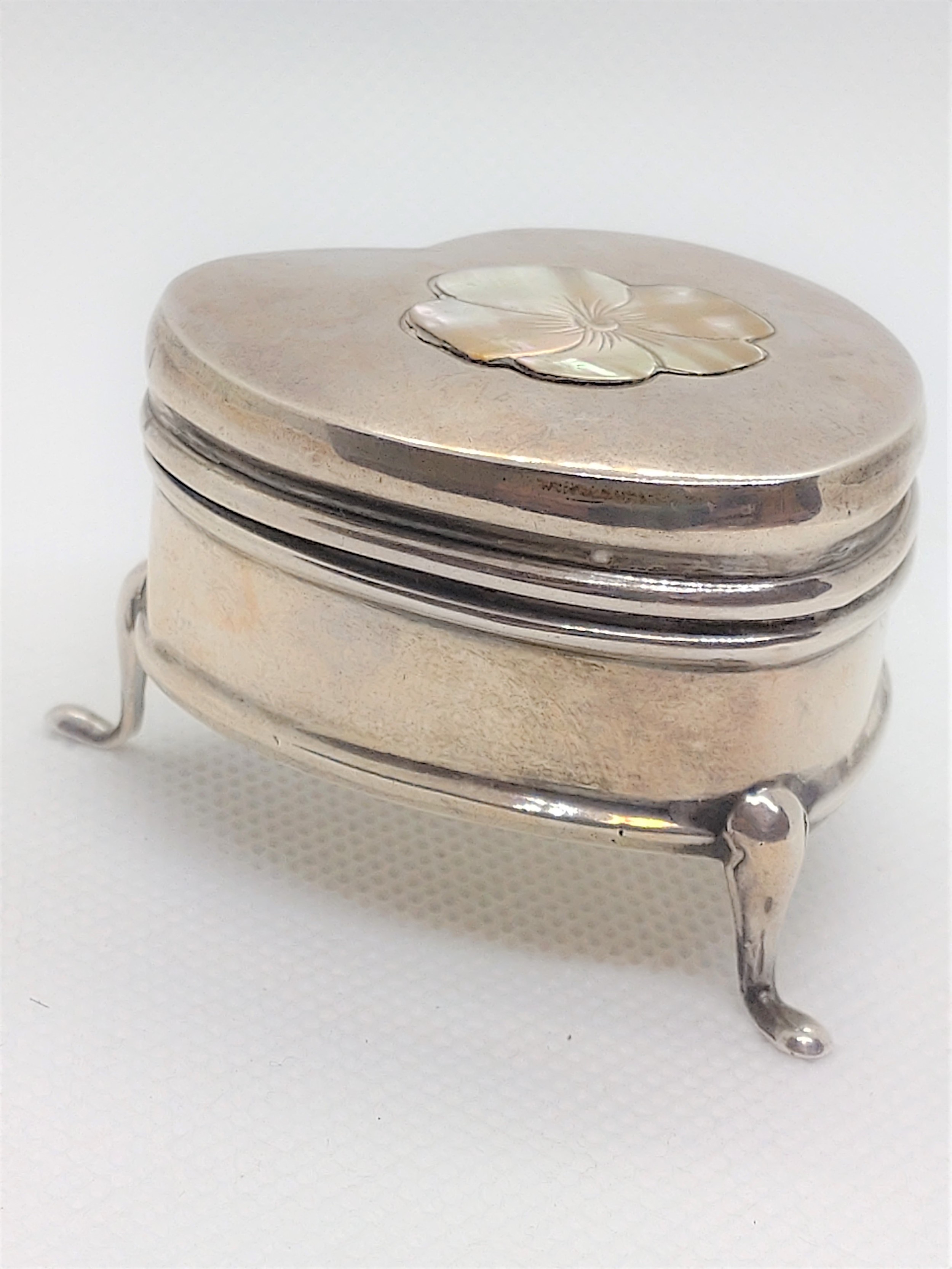 A heart shaped sterling silver ring box. Birmingham 1910. With silk interior. 4cm long.