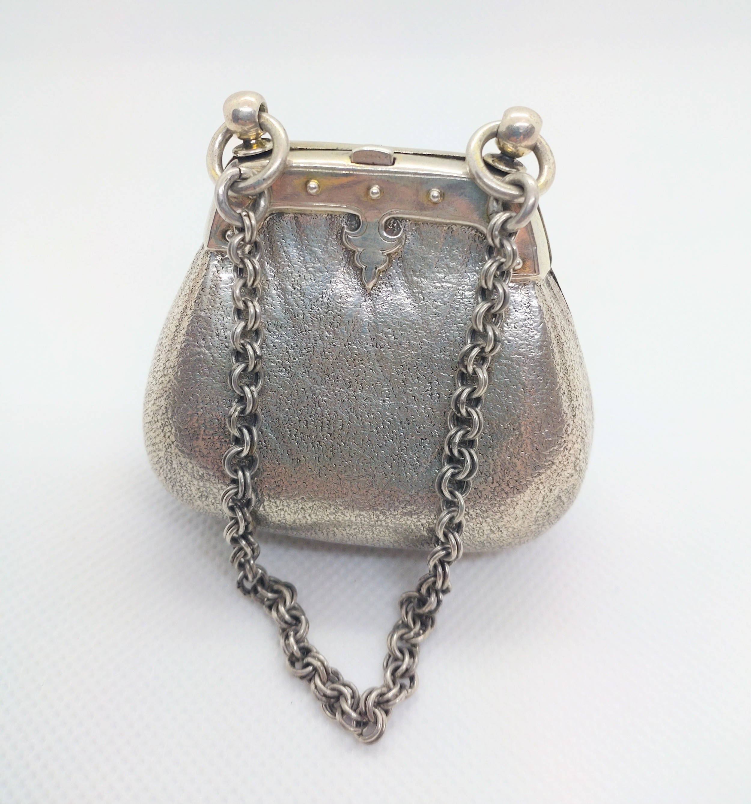 A Victorian sterling silver purse. William Summers London 1873. With hammered finish fitted - Image 2 of 2