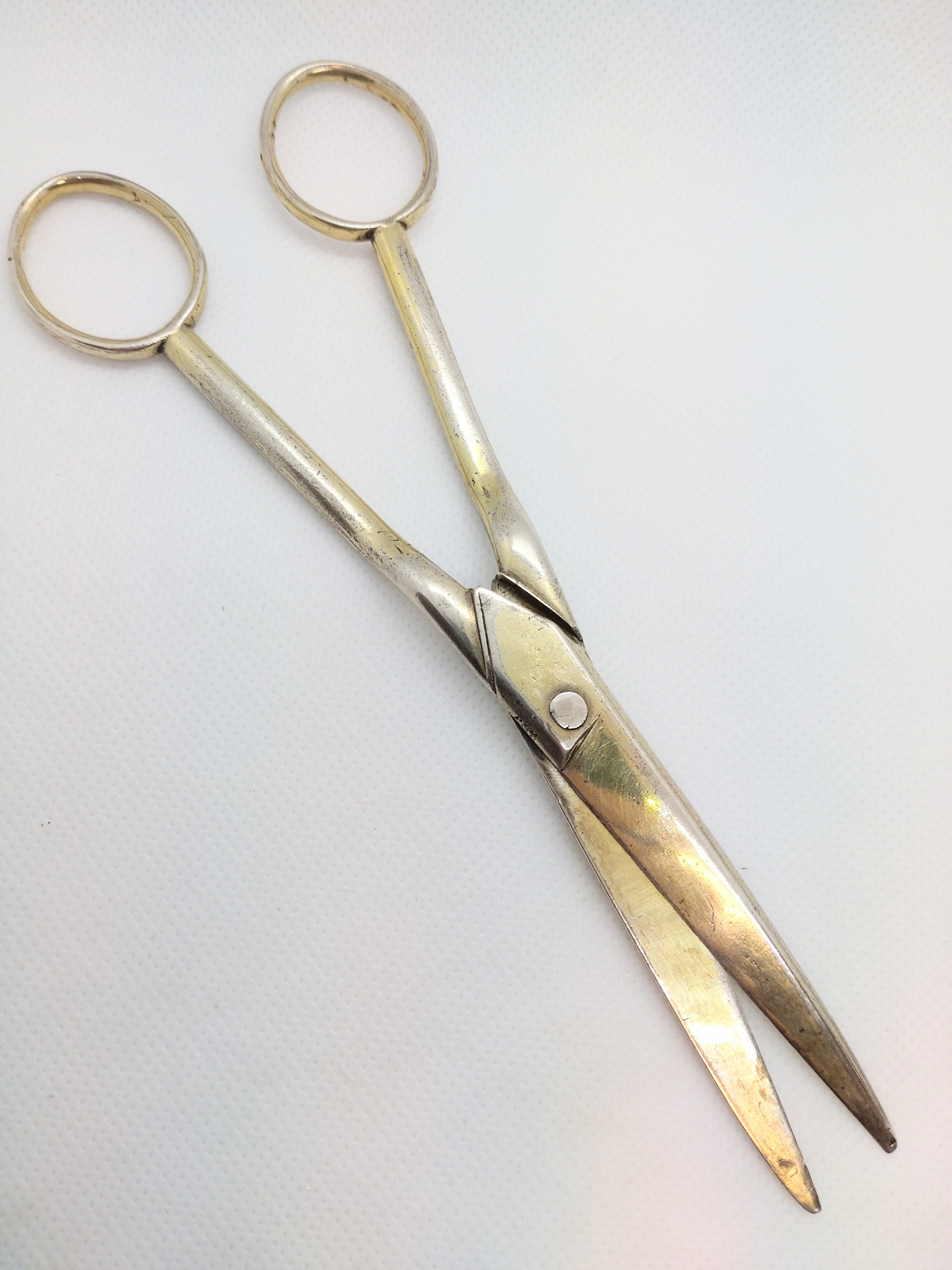 A pair of 18th century silver gilt grape scissors. Marks rubbed. 69gms.