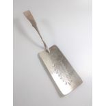 An Irish fiddle pattern sterling silver fish slice with rectangular blade. Dublin 1807. 136gms.