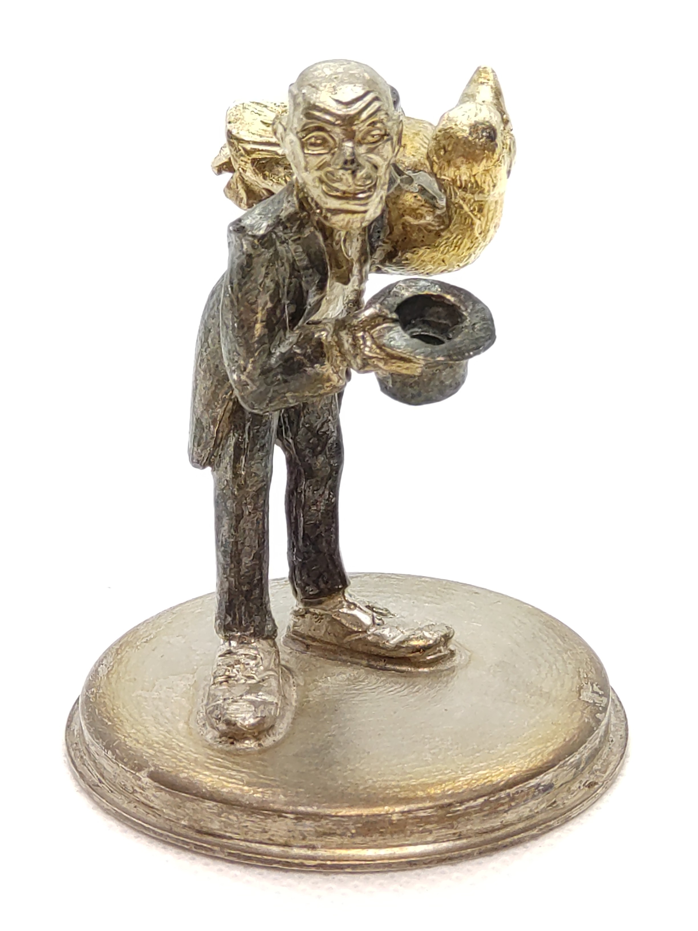 Stuart Devlin. A silver gilt Christmas box with cast figure London 1973. 6.5cm high. 184gms. - Image 2 of 3