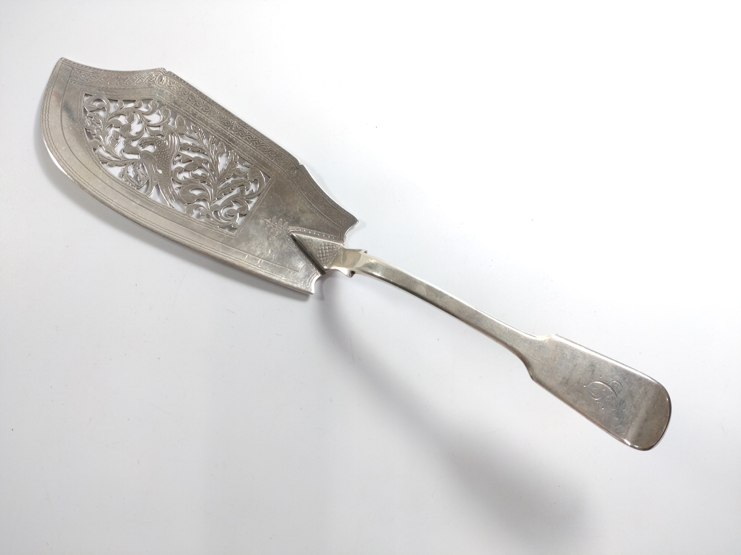 A William IV fiddle pattern fish slice. London 1831. 142.7gms.