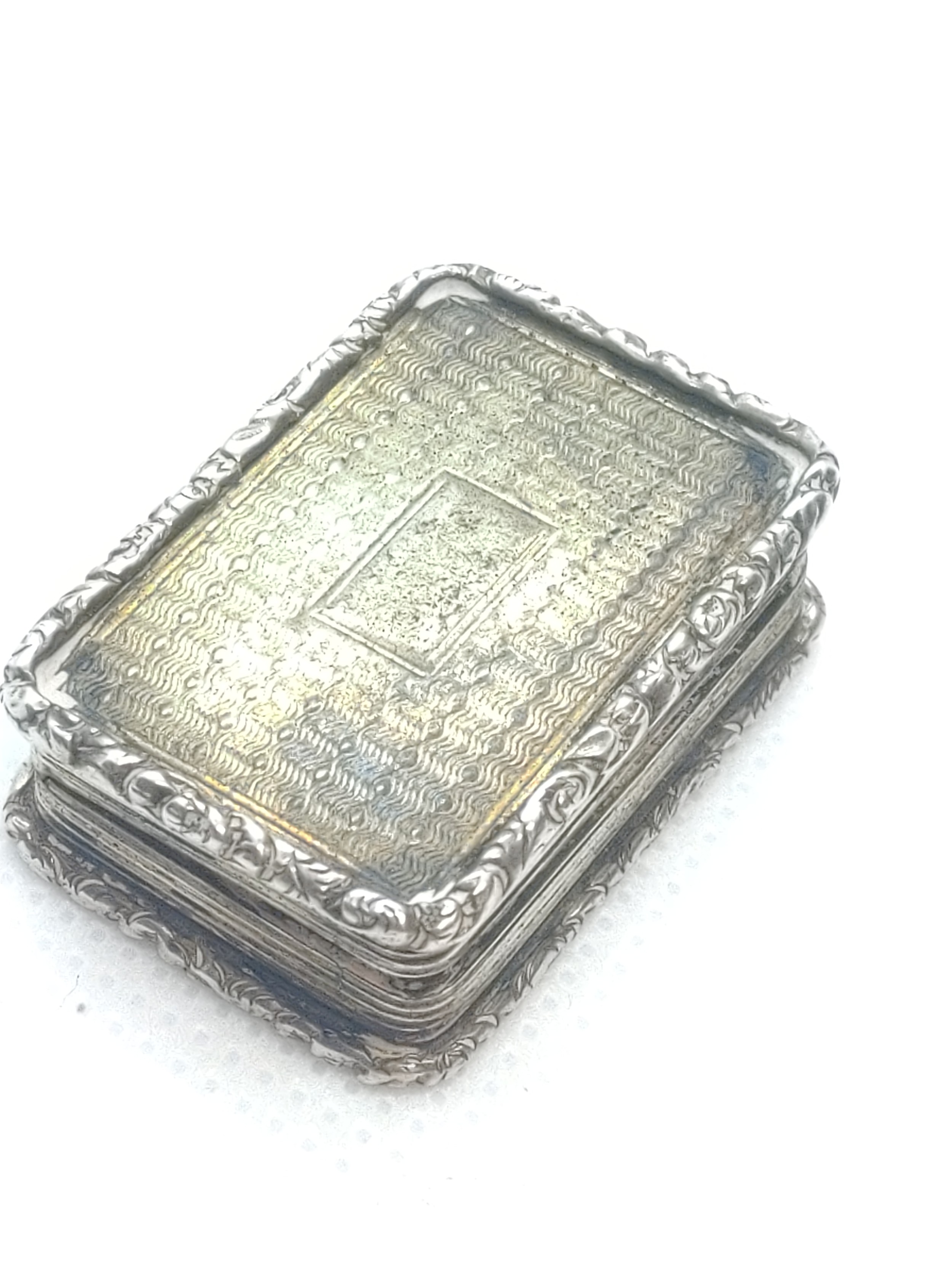 A William IV sterling silver vinaigrette William Smith. Circa 1833. 3cm wide.