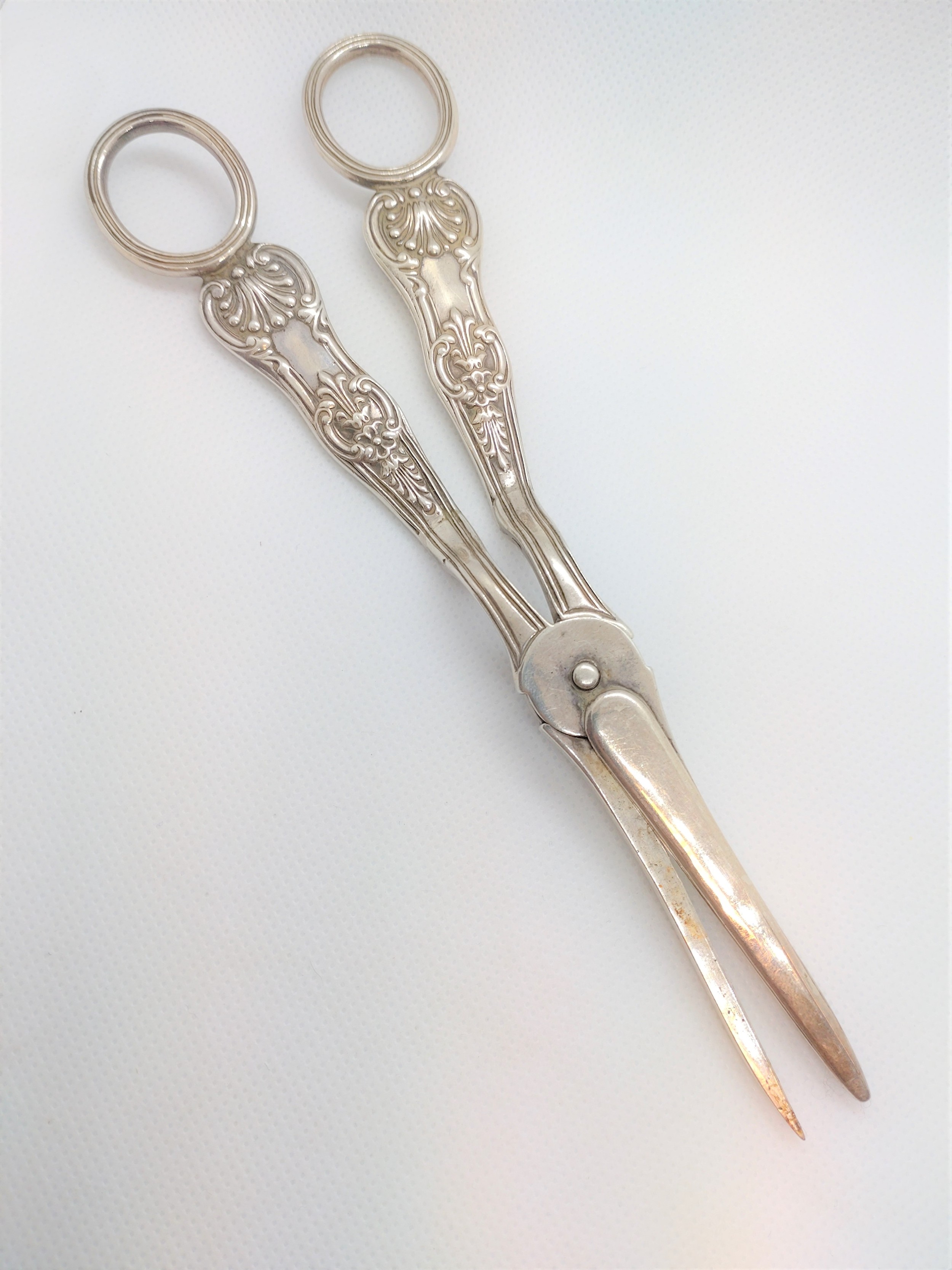 A pair of George IV kings pattern grape scissors London 1828. 104gms.