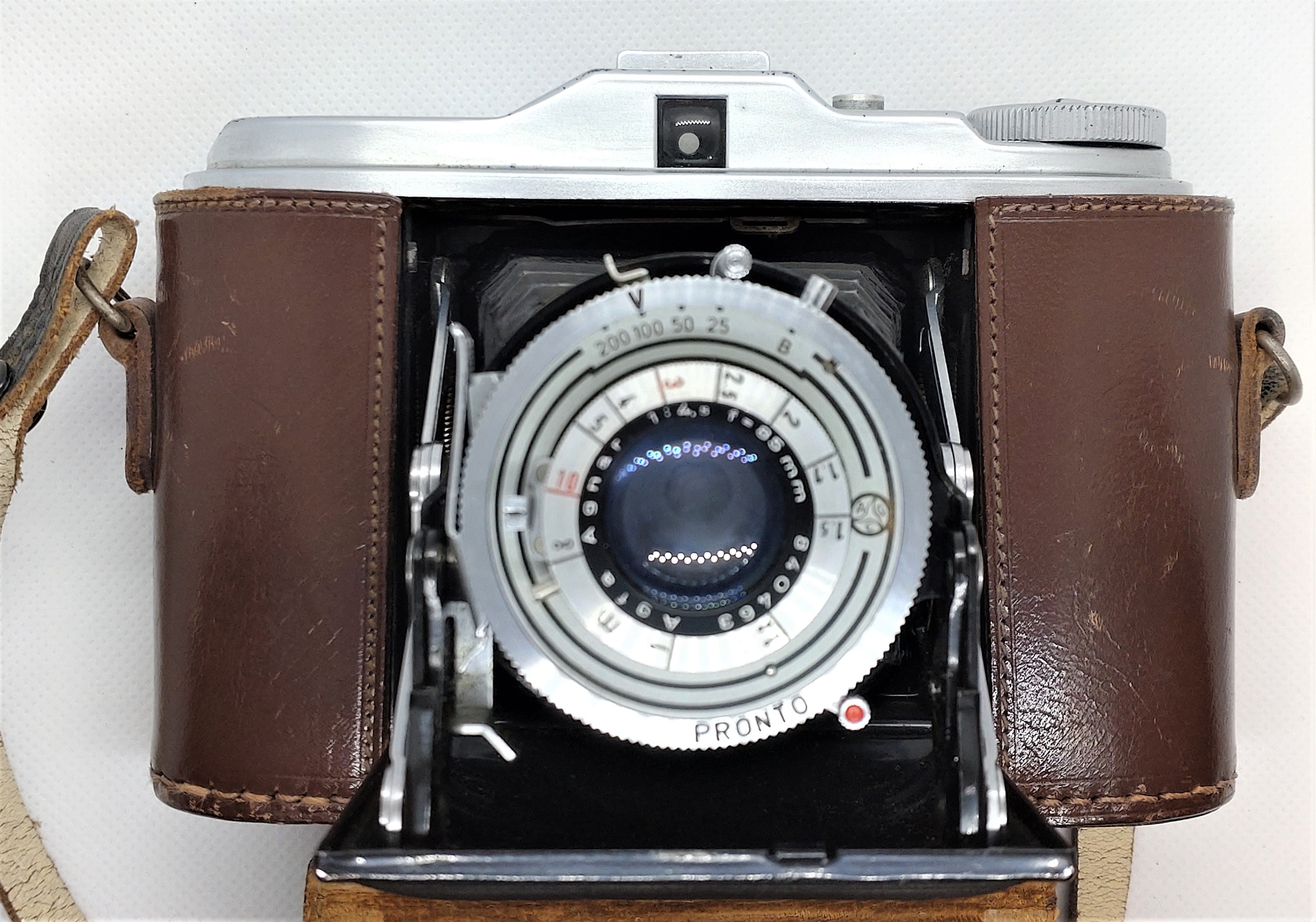 An assortment of photographic equipment including A Yoigtlander Vito B in leather case, An Agfa - Image 3 of 10