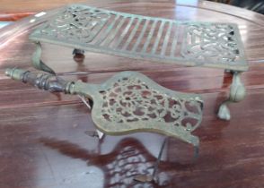 A Brass trivet and kettle stand. 19th century.