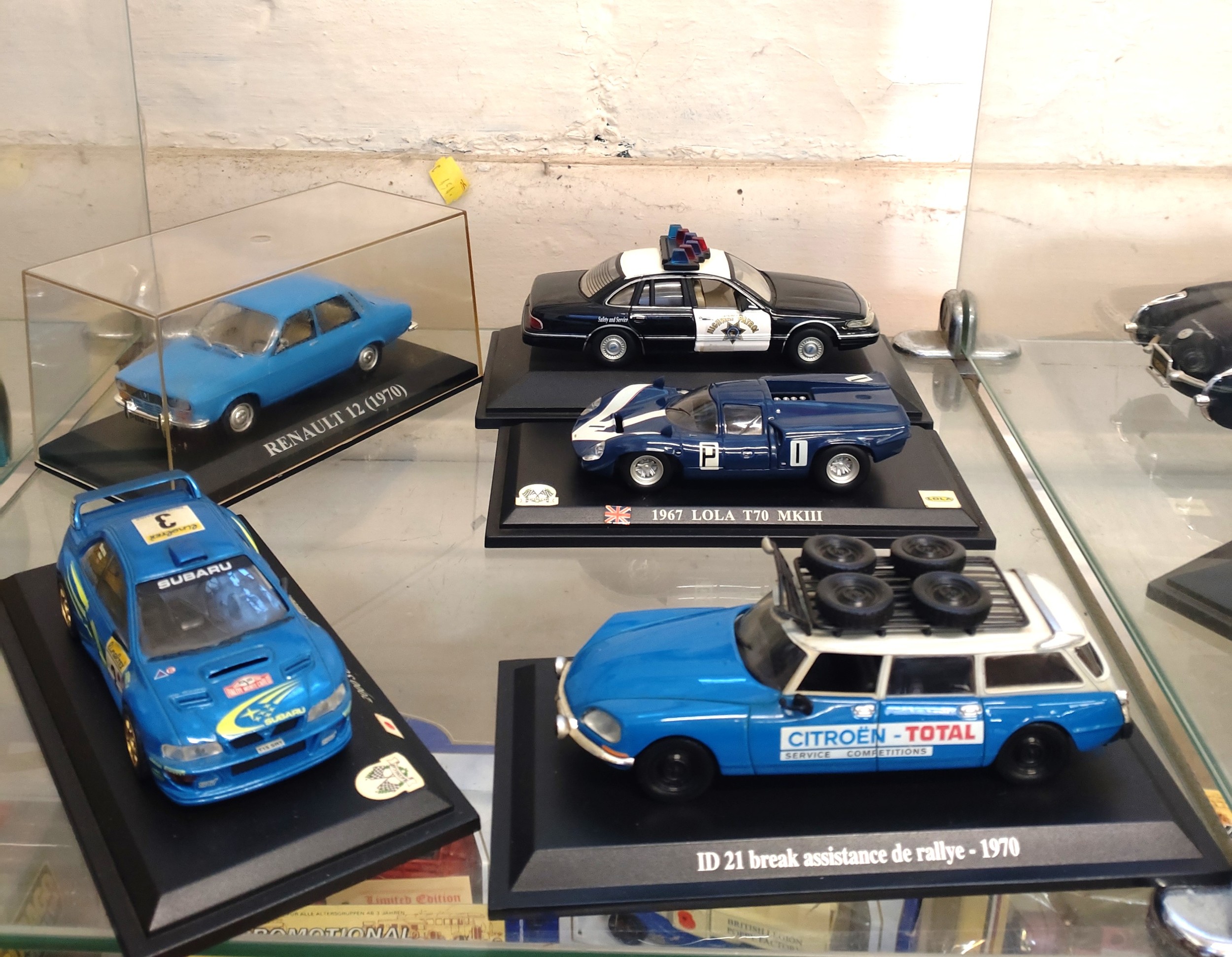 Twenty-five diecast models including Corgi Austin Mini Cooper, Maisto Chevrolet Corvette, New Ray - Image 2 of 6