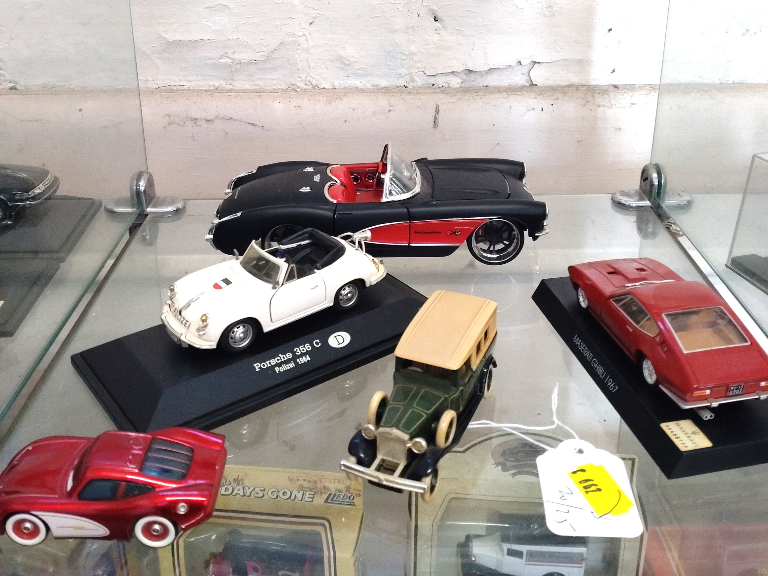 Twenty-five diecast models including Corgi Austin Mini Cooper, Maisto Chevrolet Corvette, New Ray - Image 6 of 6