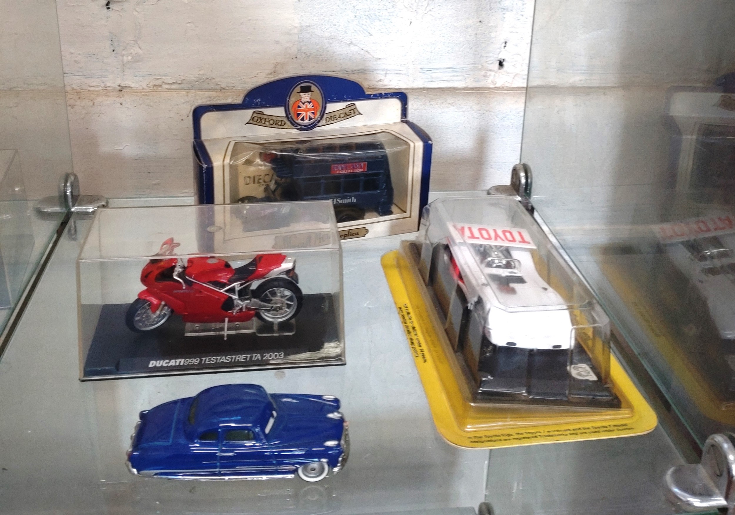 Twenty-five diecast models including Corgi Austin Mini Cooper, Maisto Chevrolet Corvette, New Ray - Image 3 of 6