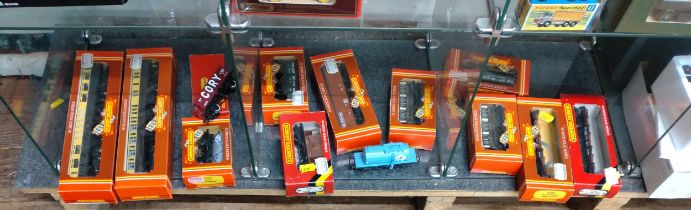 Hornby Railways 00 rolling stock including GWR Brake/ 3rd coach and GWR Restaurant Car, pair of