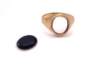 A 9ct yellow gold gents ring, (black onyx plaque fallen out), size S.