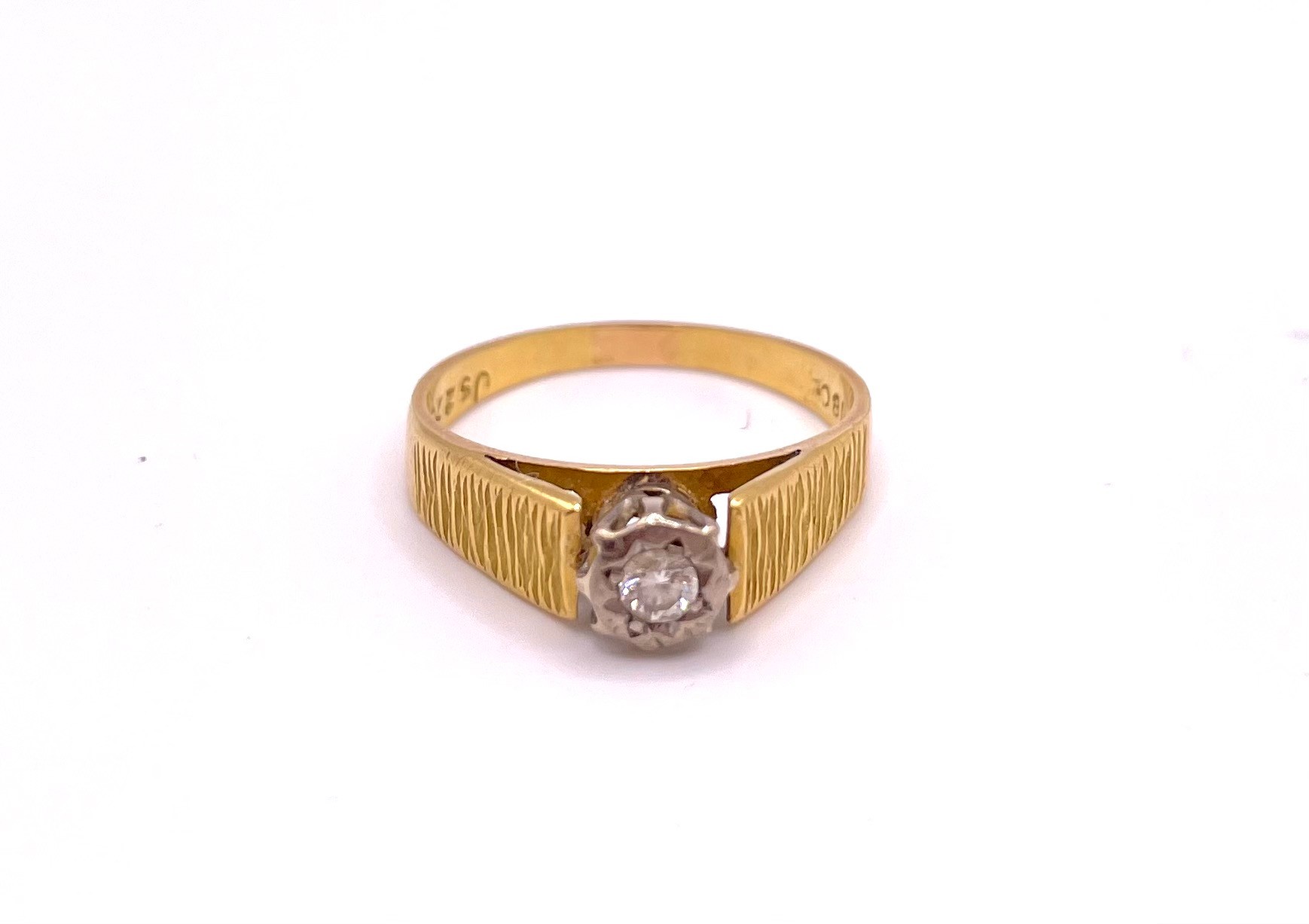 A mid to late 20th century 18ct yellow gold and diamond ring, illusion-set with a small round