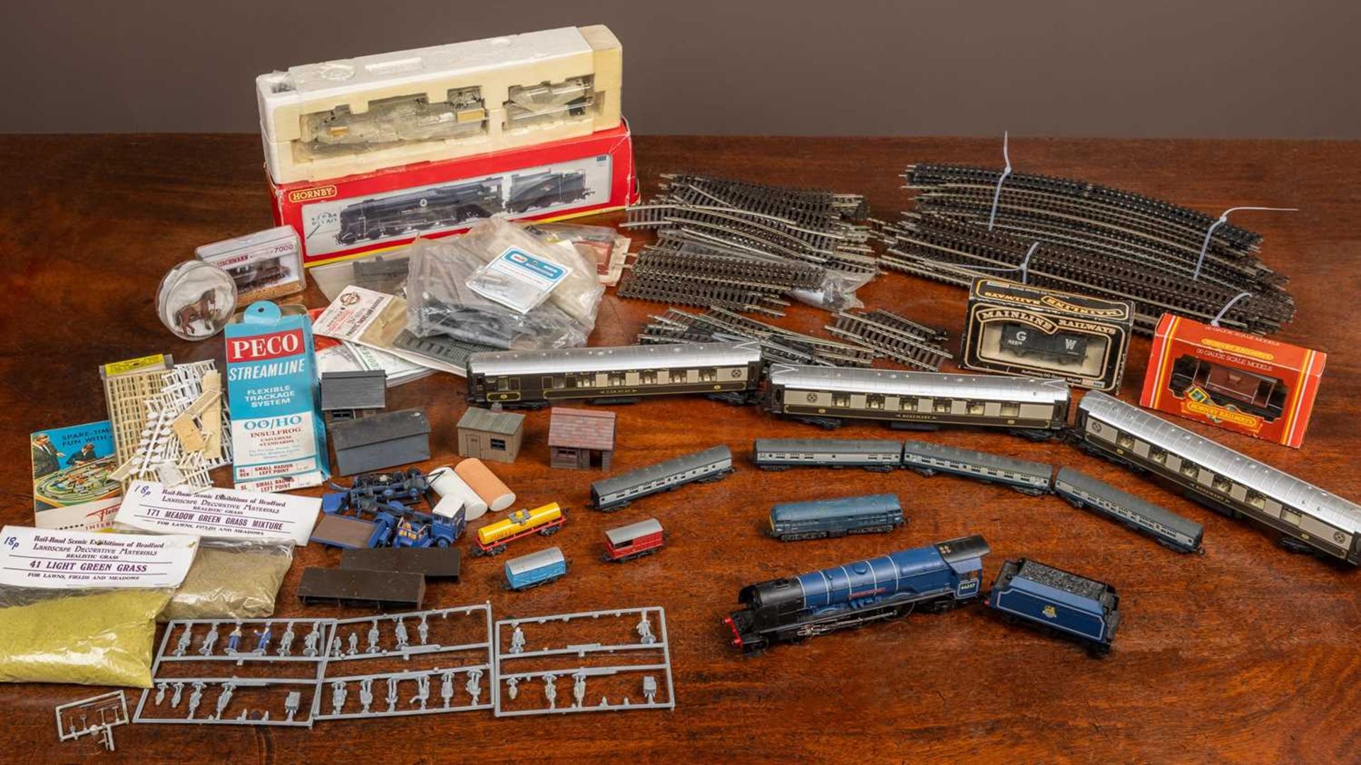 A small group of 00 gauge railway items