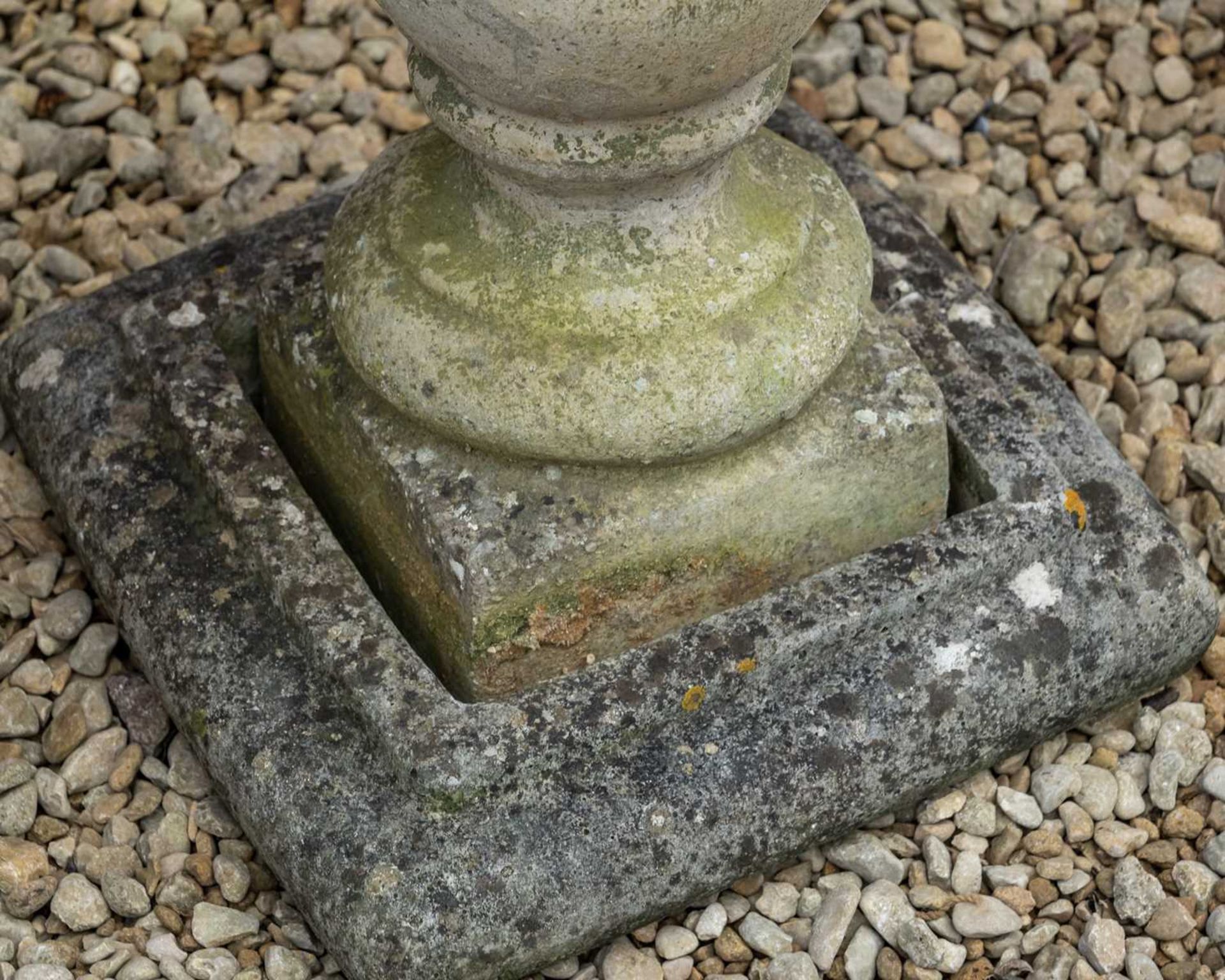 A cast reconstituted stone urn, a bird bath and a small planter - Image 5 of 6