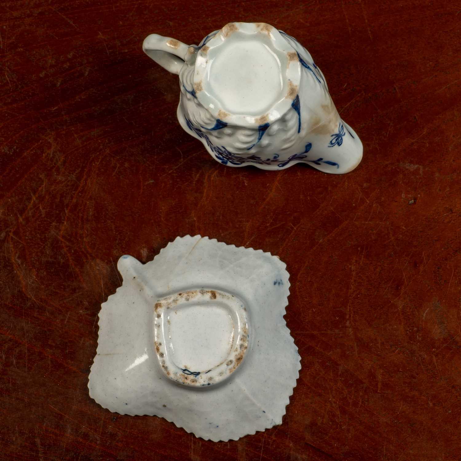 A small 18th century possibly Liverpool pickle dish and a possibly Worcester cream jug - Image 3 of 4