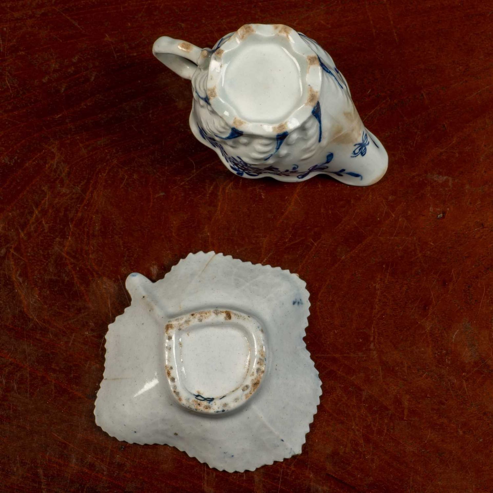 A small 18th century possibly Liverpool pickle dish and a possibly Worcester cream jug - Bild 3 aus 4