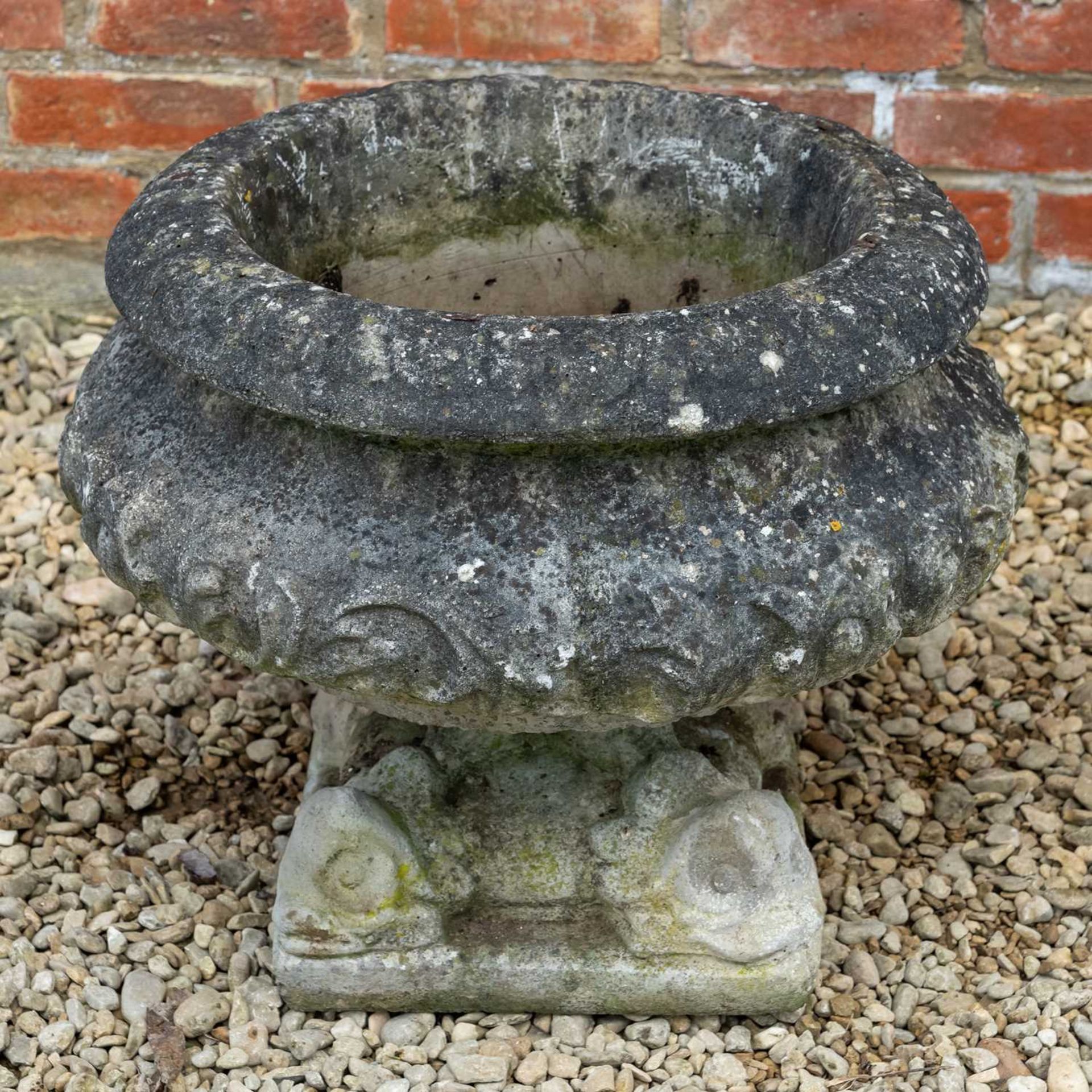 A cast reconstituted stone urn, a bird bath and a small planter - Image 6 of 6