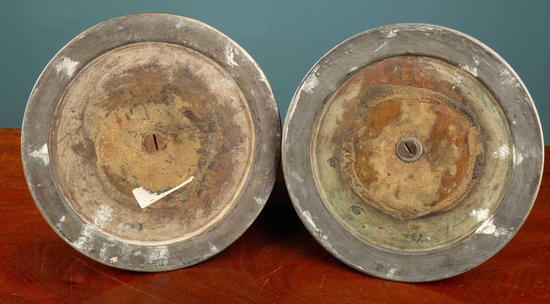 A pair of Indian Mughal style silver and brass inlaid hookah bases - Bild 3 aus 4