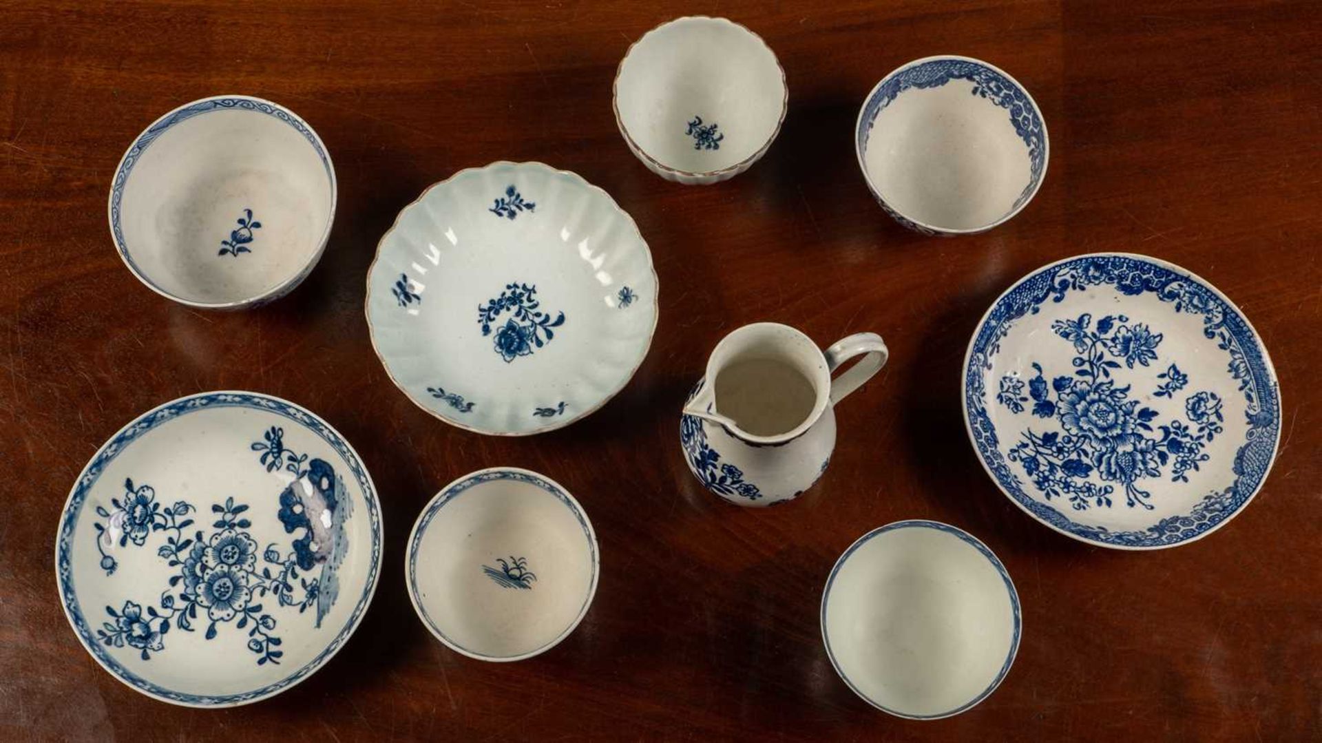 A small group of 18th century porcelain tea bowls and a sparrow beak jug - Bild 3 aus 4