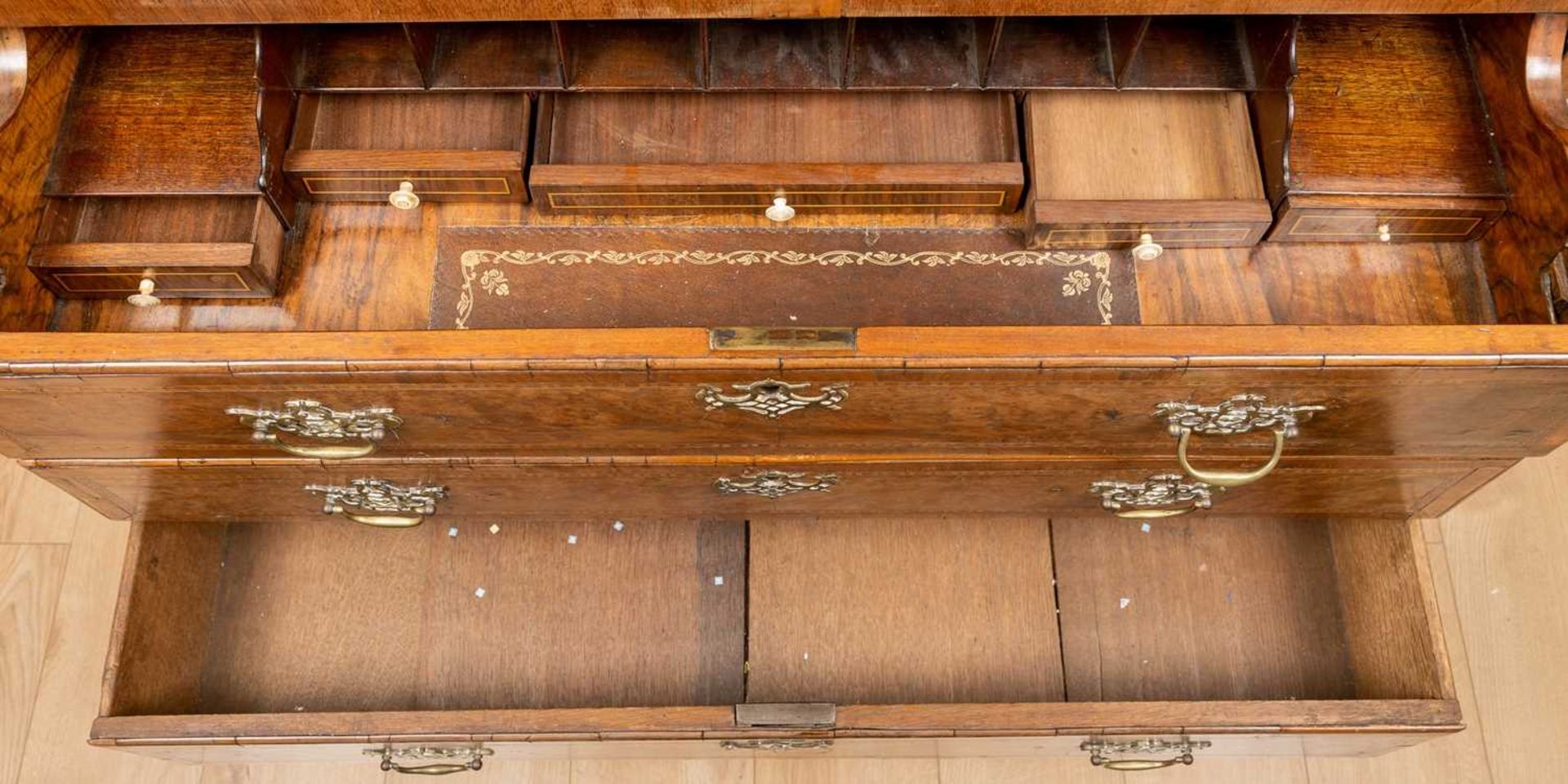 An 18th century walnut secretaire chest on chest - Bild 2 aus 13