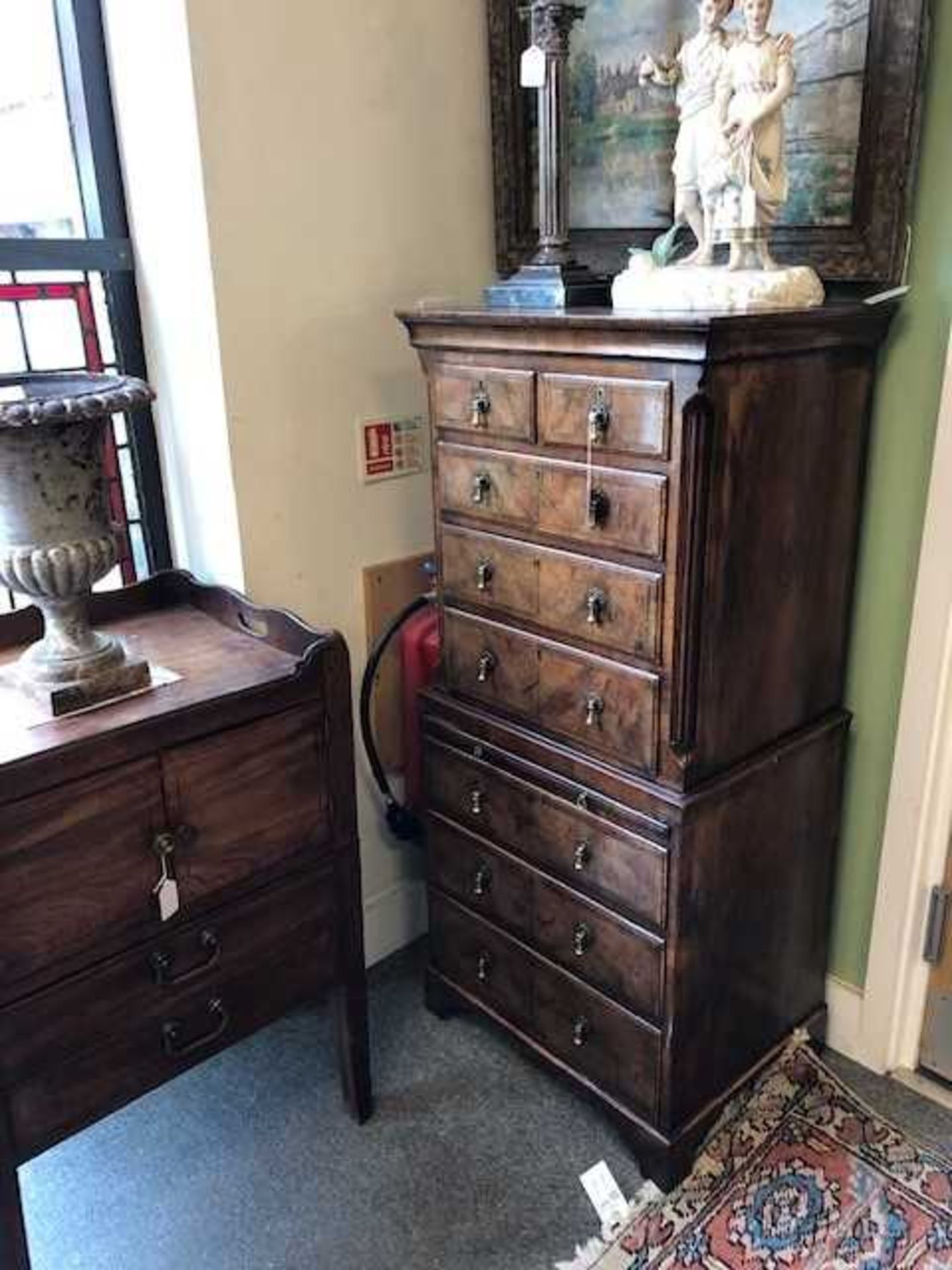 An 18th century style small sized walnut chest on chest - Bild 6 aus 6