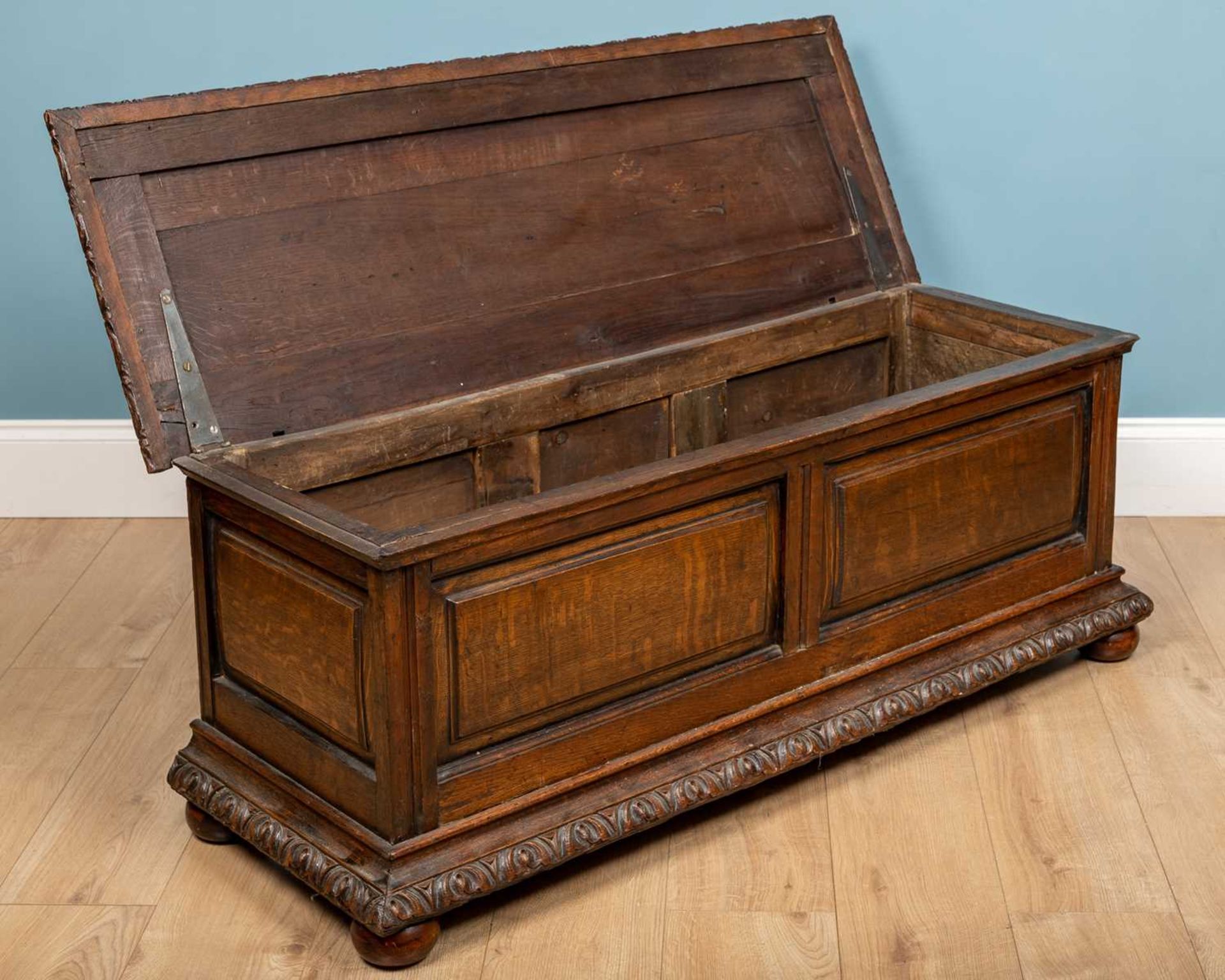 A 17th century oak Italian style cassone or chest - Bild 5 aus 6