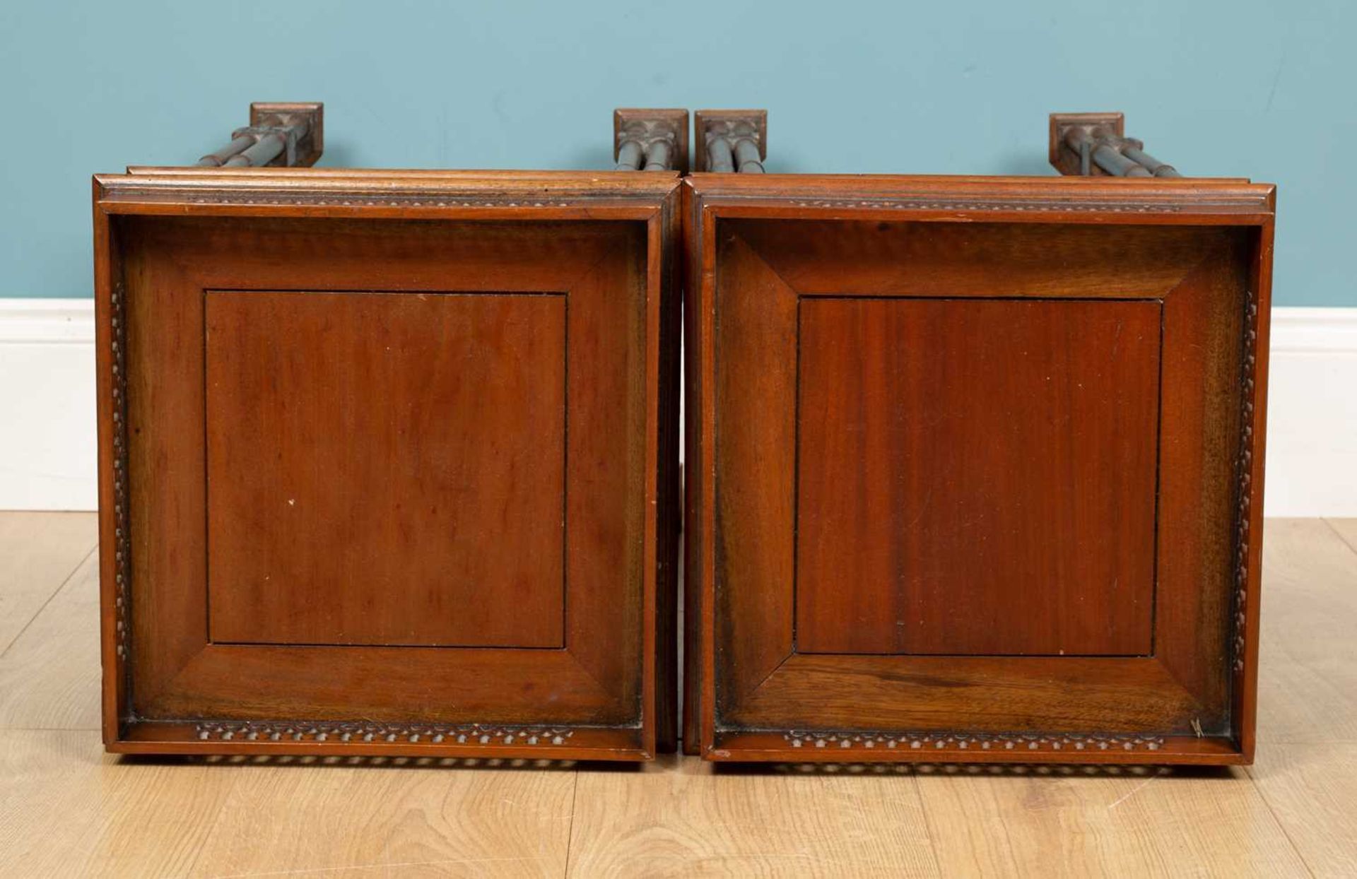 A pair of Georgian-style hardwood occasional tables - Bild 5 aus 5