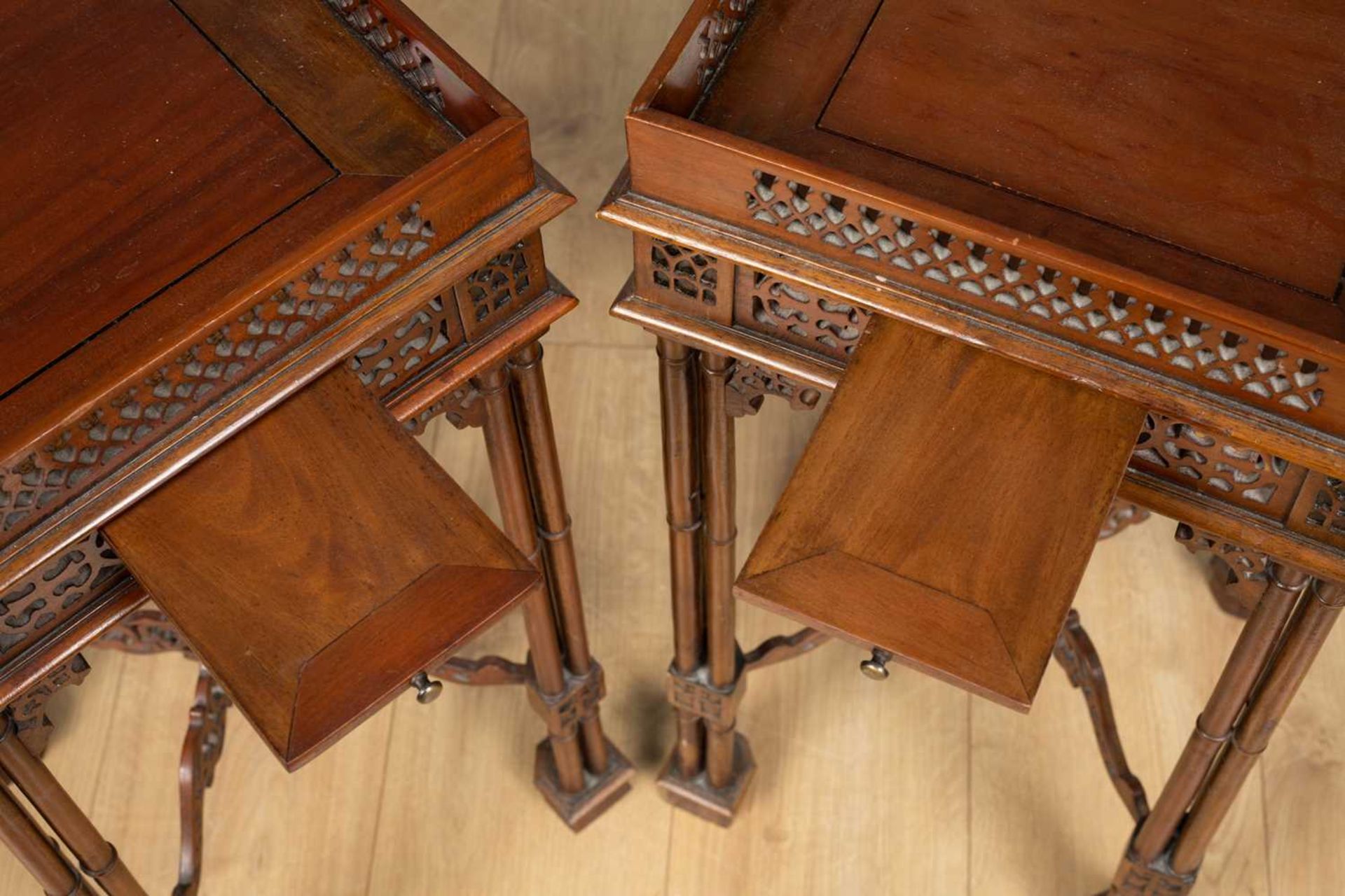 A pair of Georgian-style hardwood occasional tables - Bild 3 aus 5