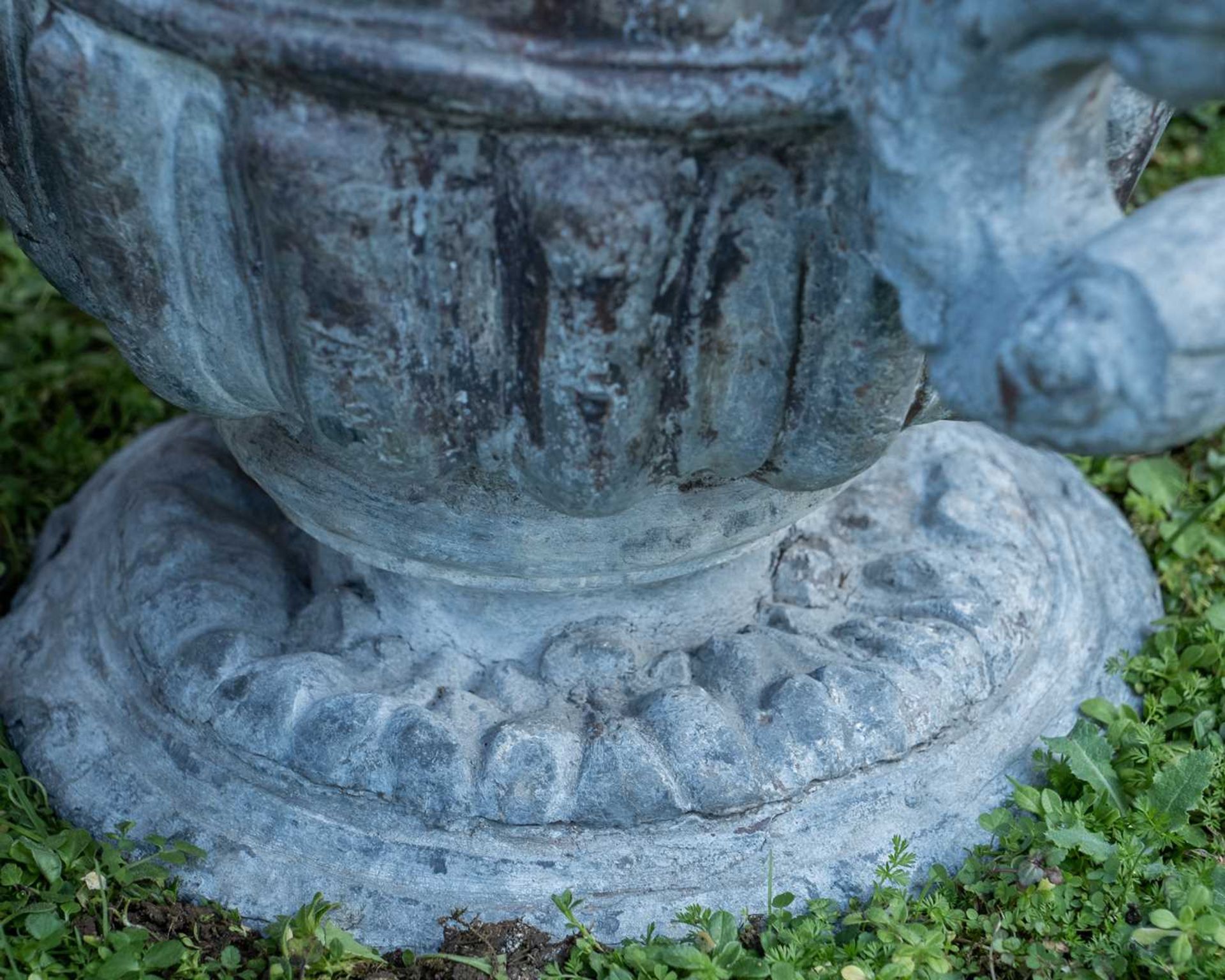 A pair of antique lead urns - Image 4 of 6