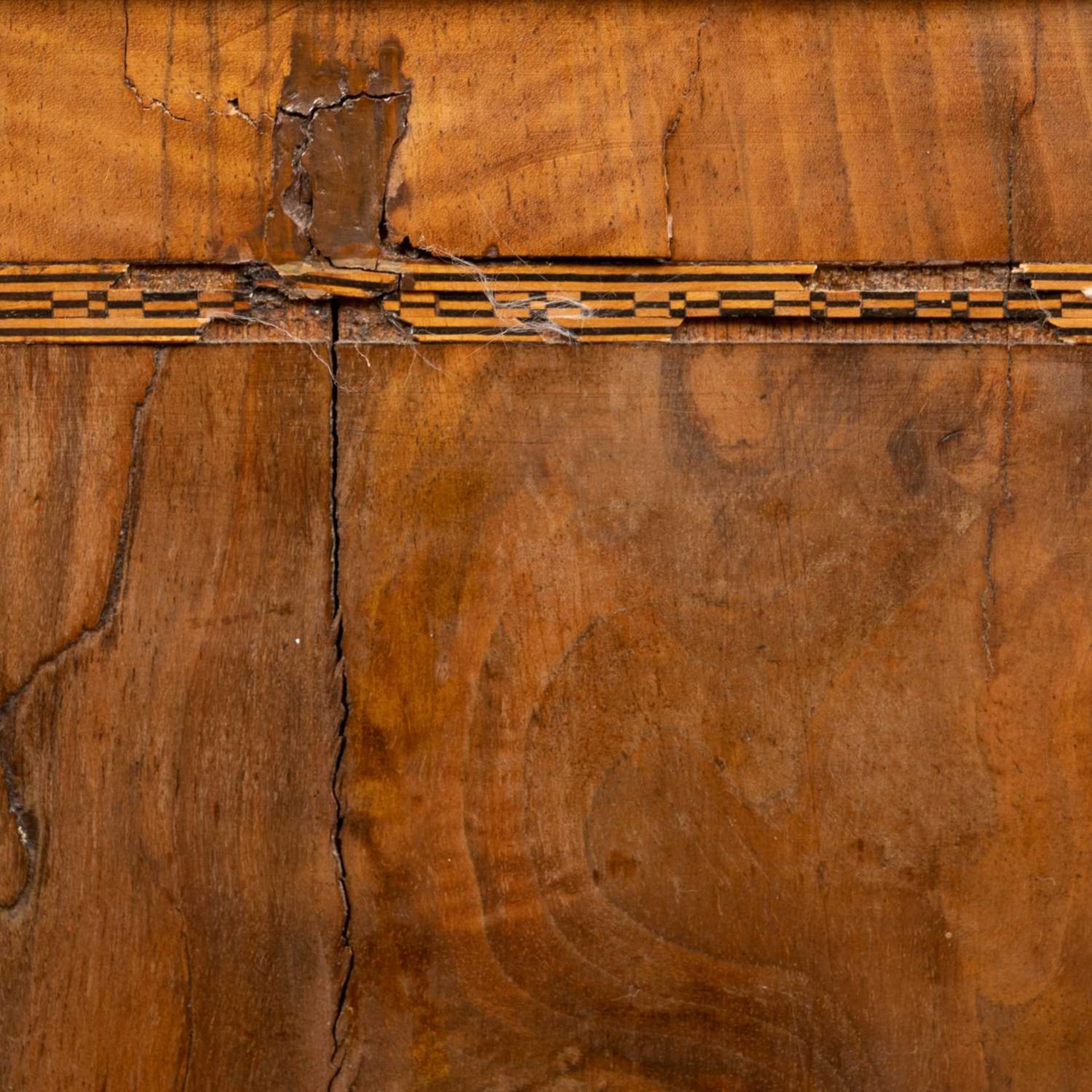 An 18th century walnut secretaire chest on chest - Bild 12 aus 13