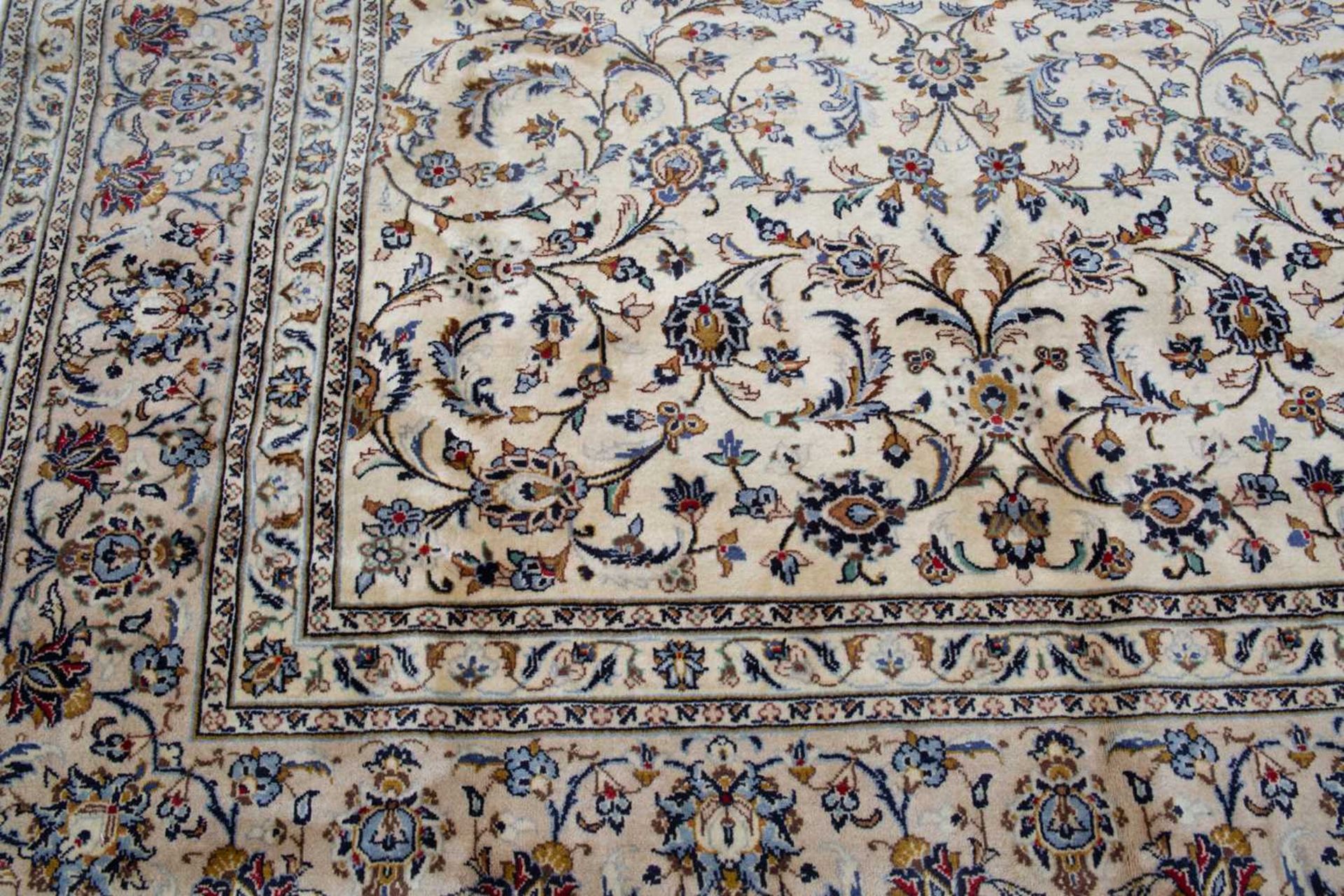 A Middle Eastern Kashan cream ground carpet - Bild 2 aus 3