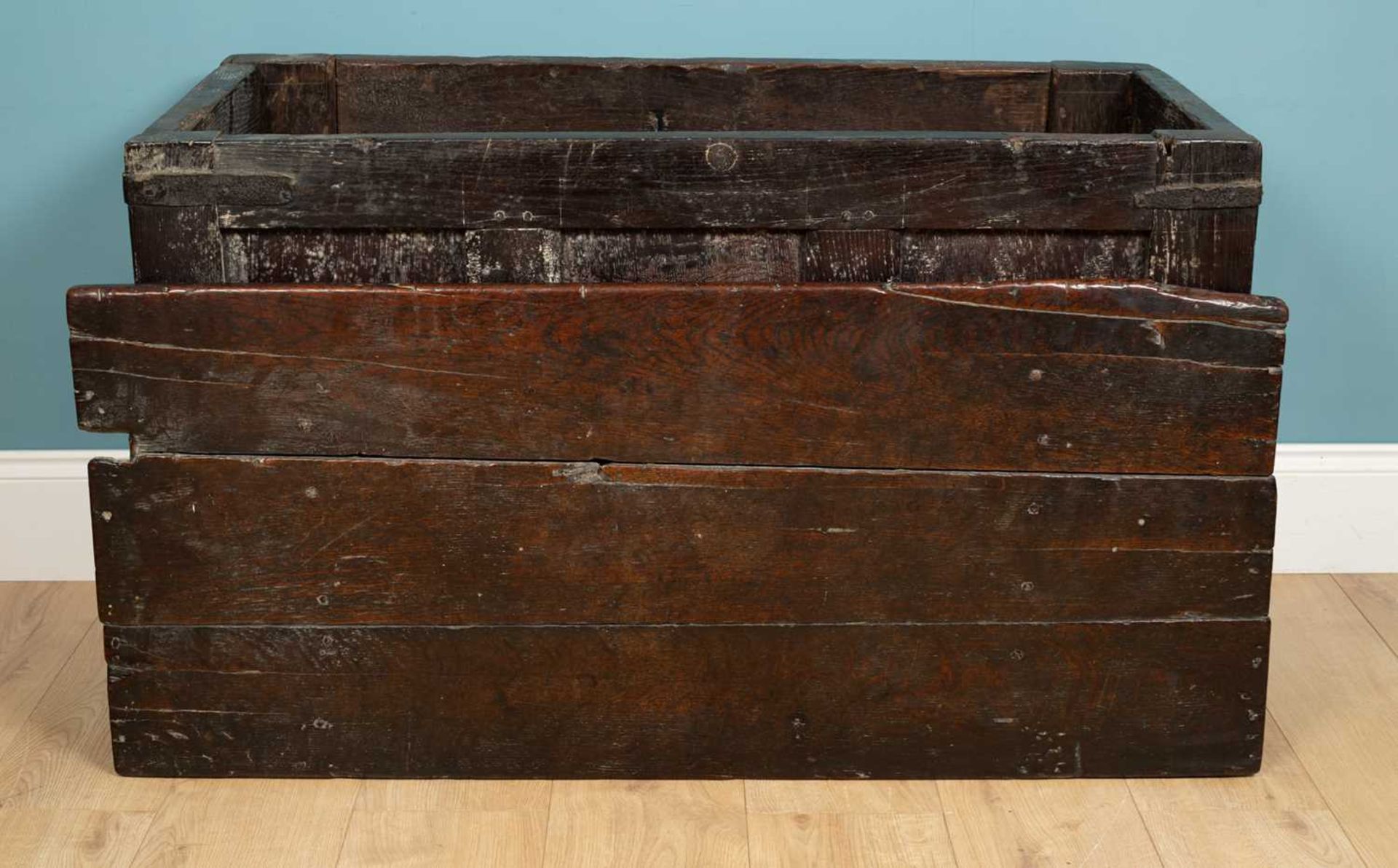 An antique coffer with a triple panel front - Bild 5 aus 5