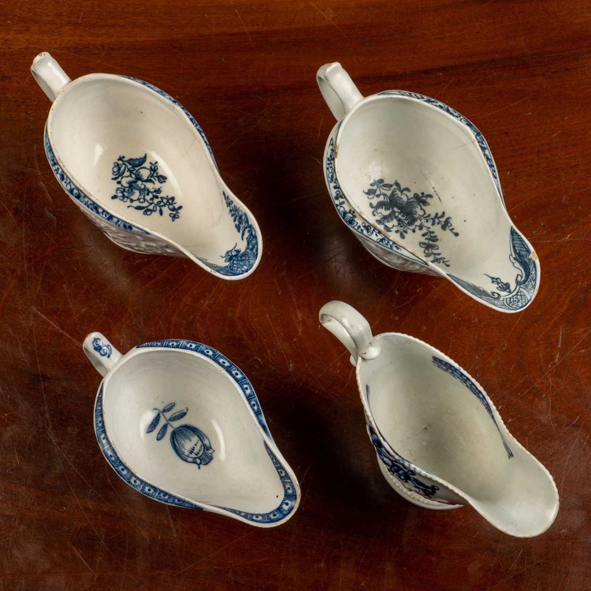 A group of four various blue and white sauceboats - Bild 5 aus 5